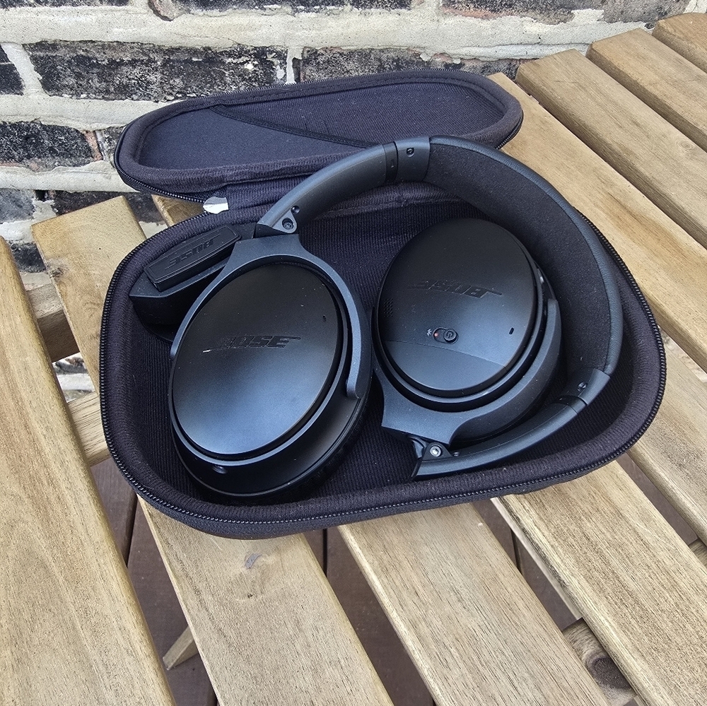 Bose QuietComfort 35 Black Headphones with Case